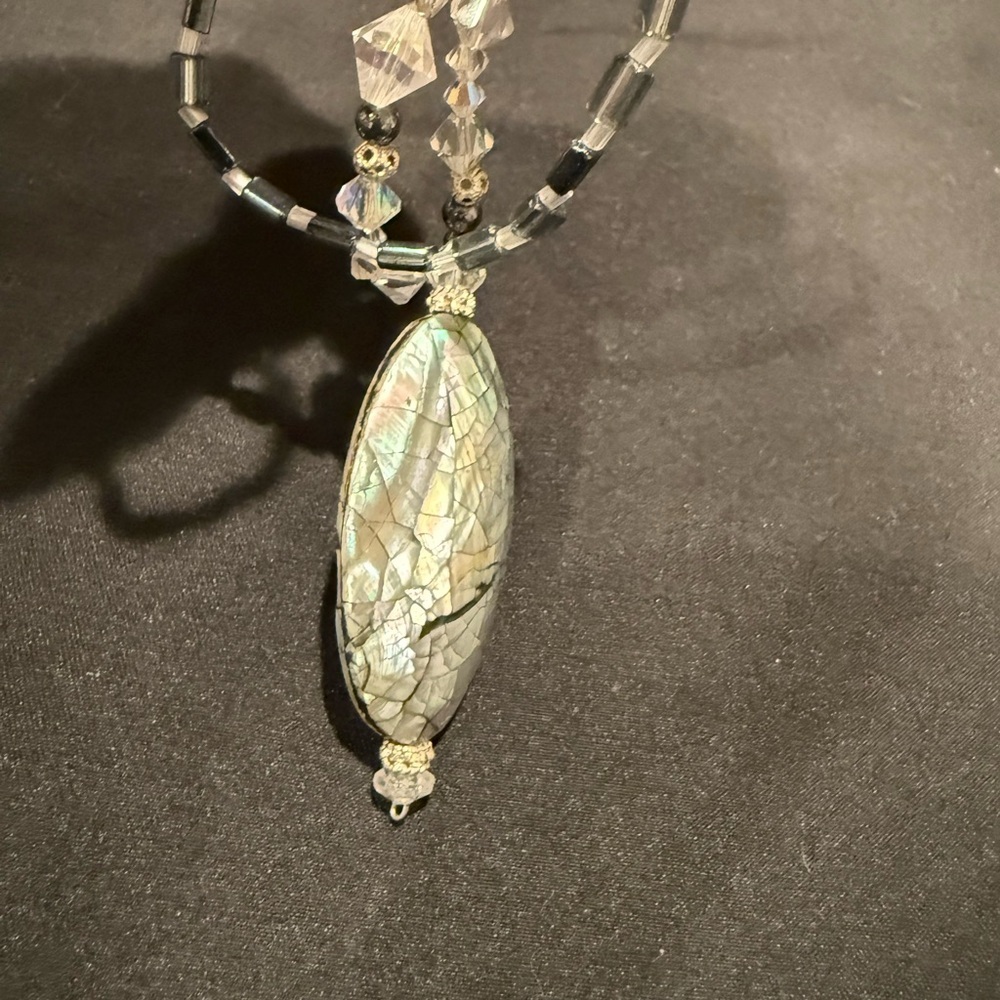 Elegant Vintage Abalone Pendant Necklace with Crystal Beads - Picture 15 of 16